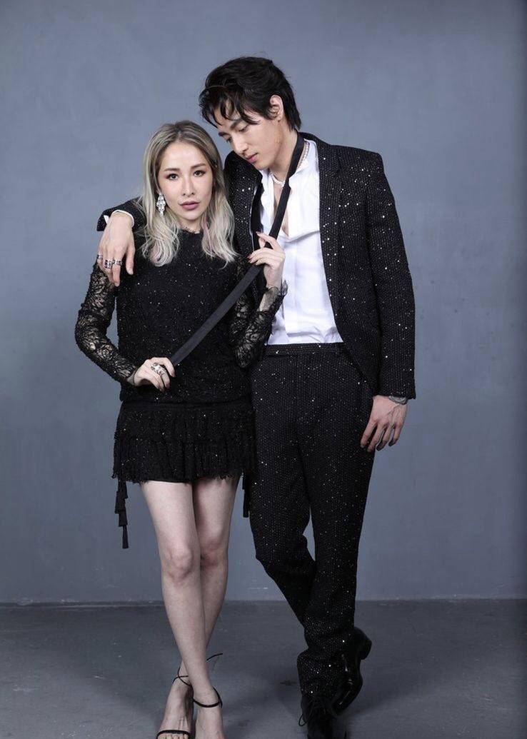 萧亚轩与小16岁男友登热搜,情人节大片现老态 网友表示太丑了_照片