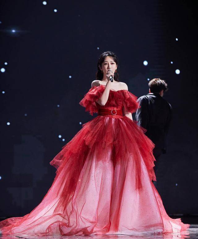 杨紫十一套礼服造型大赏,万年一字肩,也能美出圈_长裙_的设计_风格
