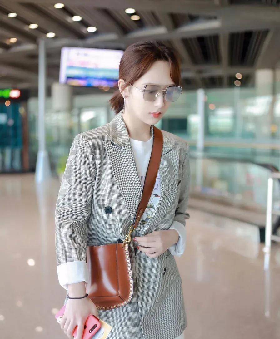 杨紫休闲穿搭帅气十足,职场达人千万别错过,西装的另类搭配_白色_时尚