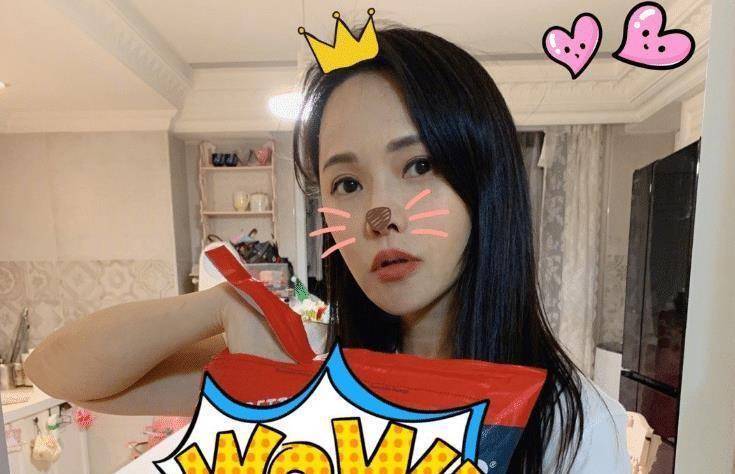 伊能静晒小米粒近照,完美驾驭红配绿装扮,颜值越来越好看_洋娃娃_评论