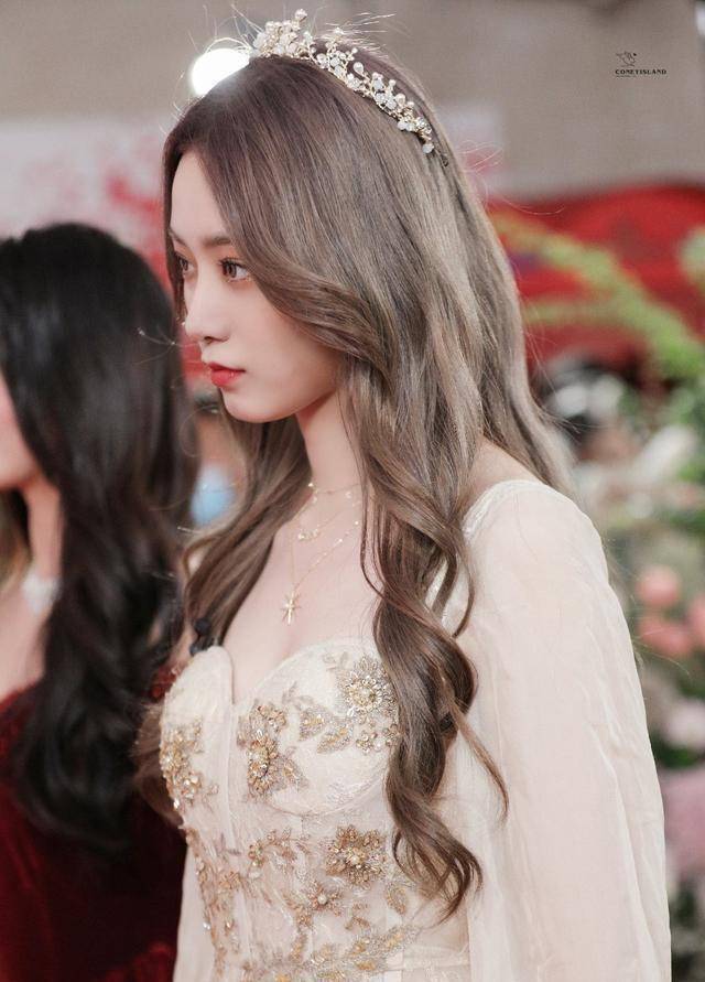 徐艺洋红毯造型!穿着淡黄裤裙的她,美丽动人,是人间富贵花啊!