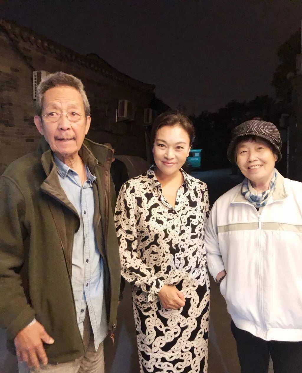 戏骨史可秀恩爱,嫁二婚老公后被宠成少女,前夫现与李静感情稳定_女儿