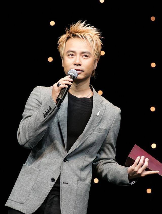 李克勤:被梅艳芳怒斥嚣张,后遭公司雪藏,今北上捞金身价疯涨_谭咏麟