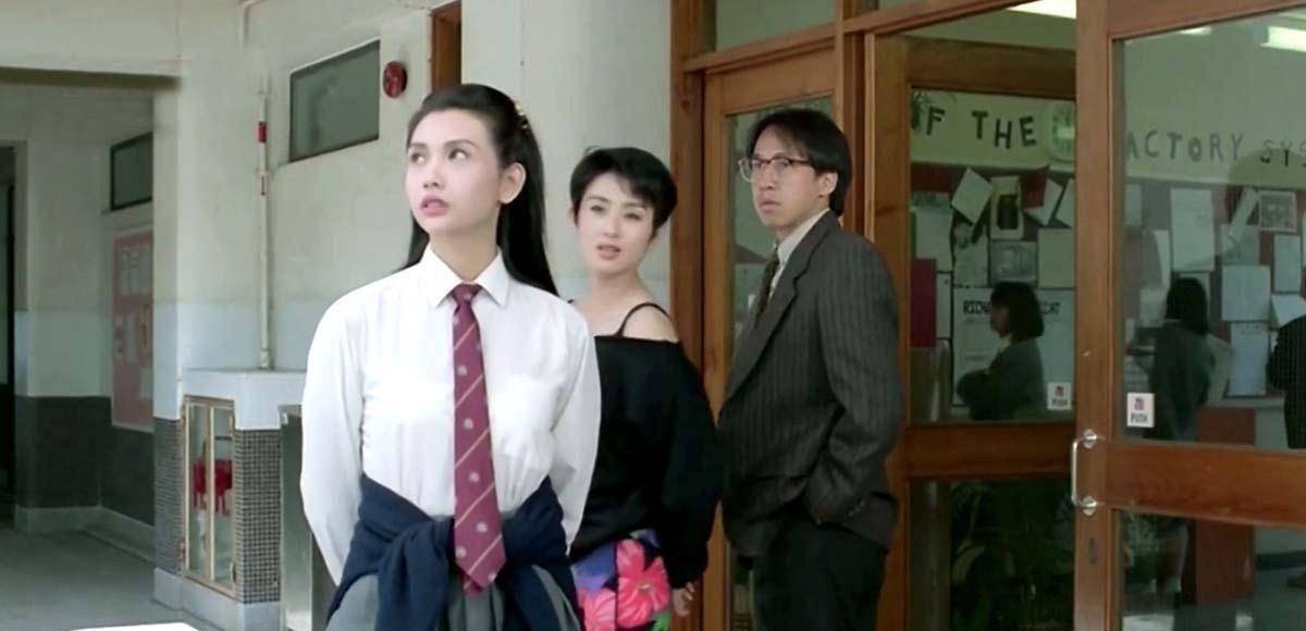 校园喜剧片《逃学英雄传》,豆豆是卧底成女学生的警花,而张敏是美艳的