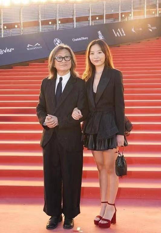 吴君如女儿才17岁,但成熟得却像中年阿姨,打扮土气父女似兄妹_女性
