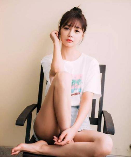 幸福感爆棚的沈梦辰,日常穿搭尽显活力范_白色_黑色_短裤