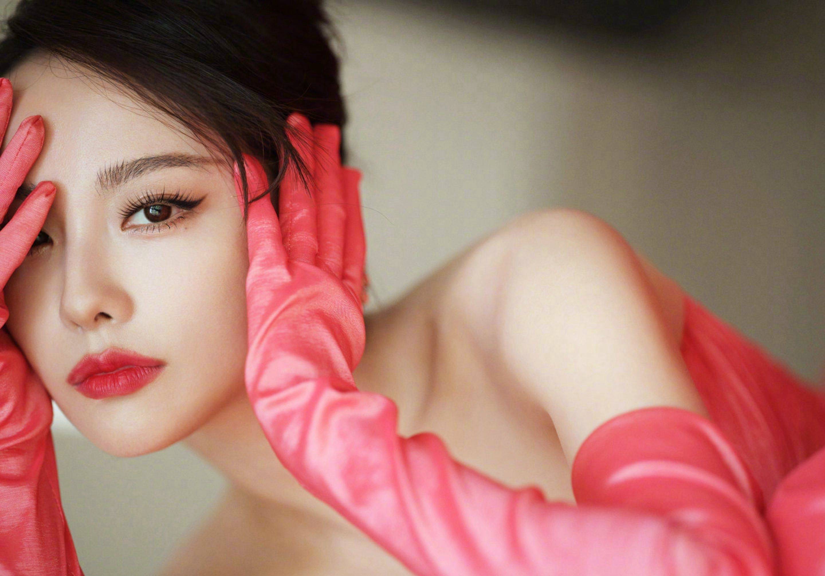 张嘉倪红色抹胸连衣裙优雅时尚写真_造型_整体_大气