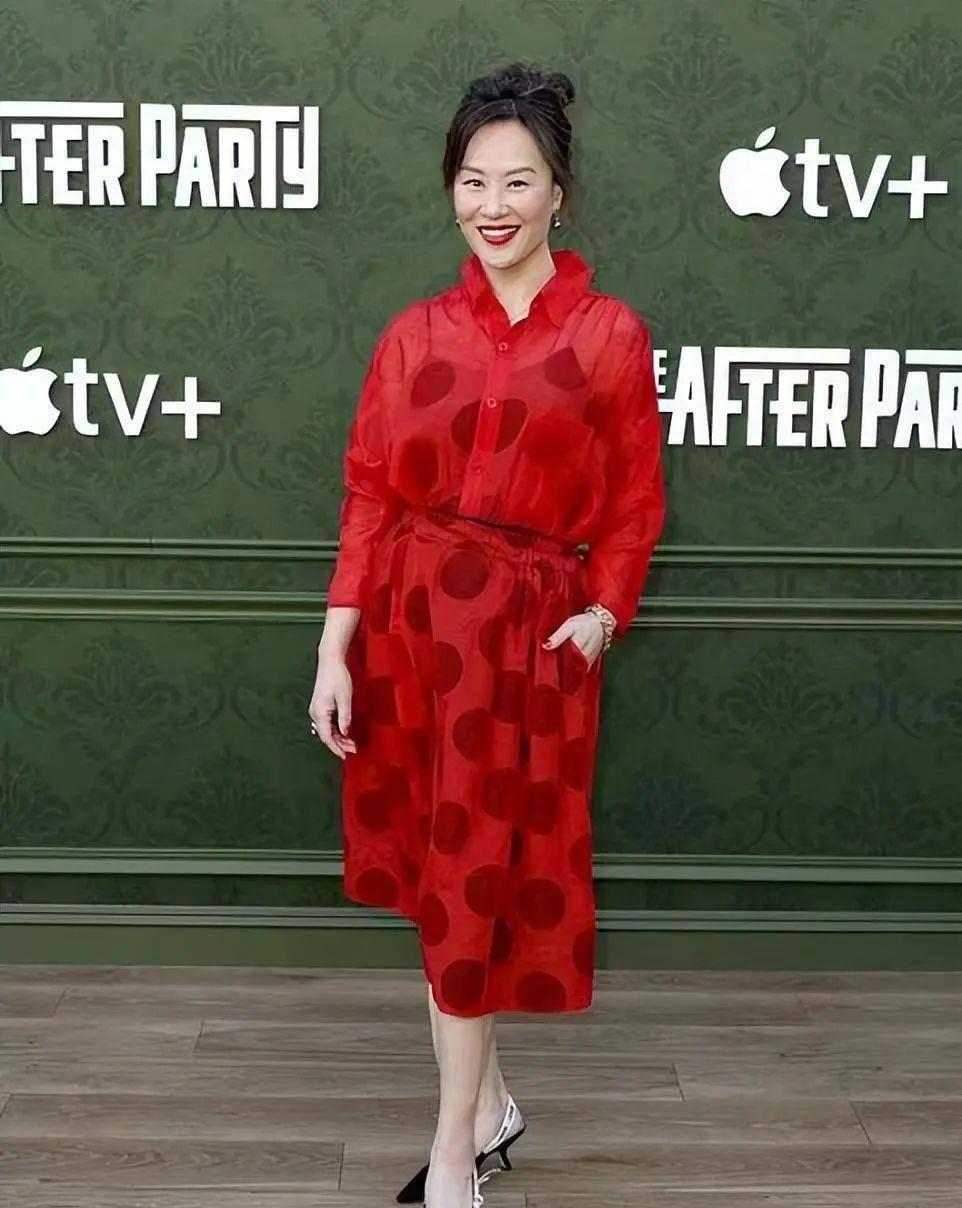 邬君梅走国际红毯翻车!