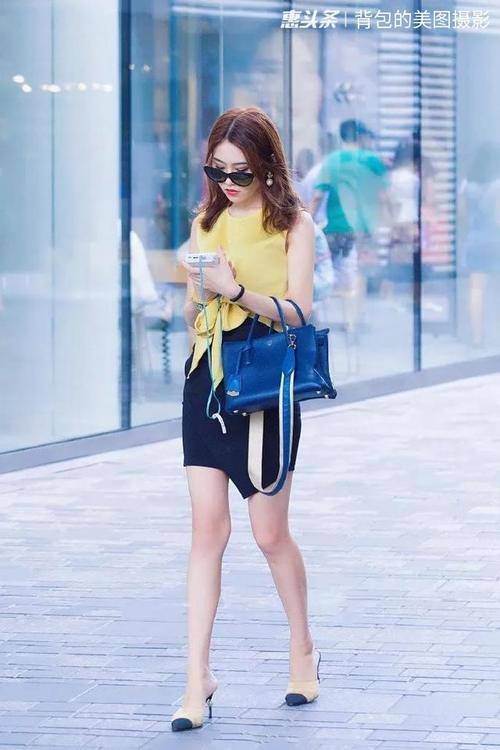 路人街拍,女子美丽动人,穿白色长裙,看起来既时尚又