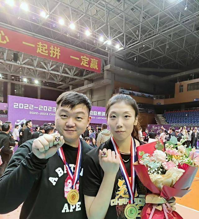 夺冠后,李盈莹回家陪家人了!