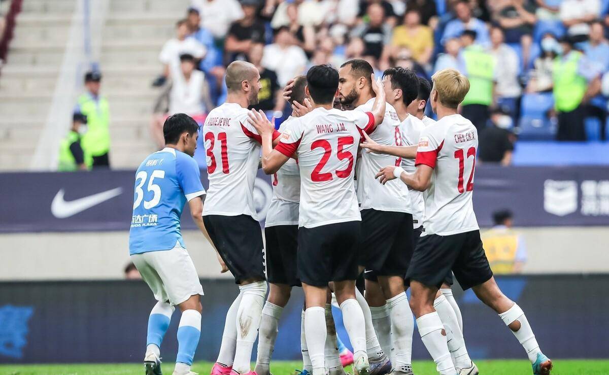 本赛季,大连人受到引援禁令和俱乐部资金方面的问题,前13轮仅取得了1