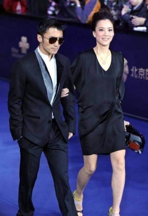 谢霆锋罕见携手最美经纪人走红毯,霍汶希一袭黑裙身材气质很惊艳_王菲