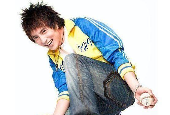 张鹏作词,郑伟作曲编曲,收录于薛之谦2006年发行的专辑《薛之谦》中.