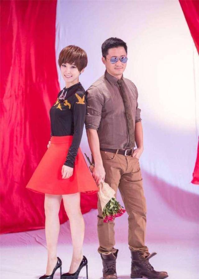 谢楠真会穿,白西装配薄纱裙"上厚下薄"真时髦,哪像35岁2娃妈_感觉