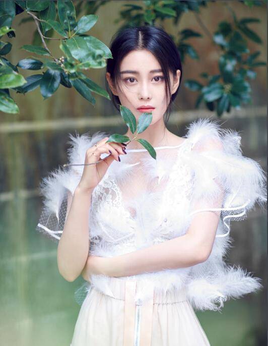 张馨予晒照为何捷庆生,两人甜蜜接吻,身后的婴儿车亮了!