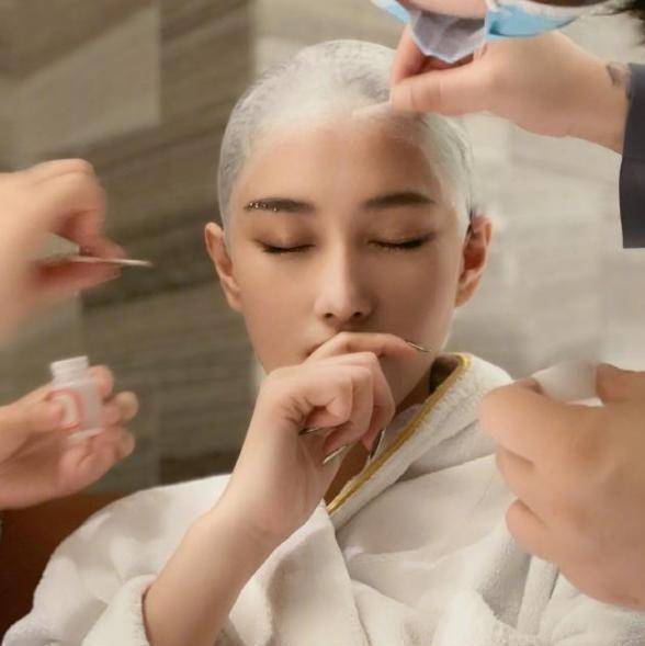 张馨予光头造型亮相,诠释不一样的性感,"黑历史"彻底成过去时_形象_女