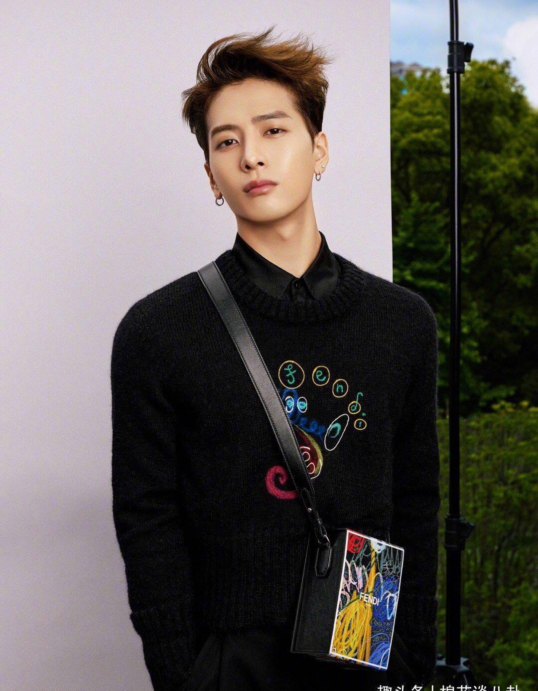 现在的王嘉尔除了一如往昔的可爱与正直,时光还赋予了他成熟,聪颖