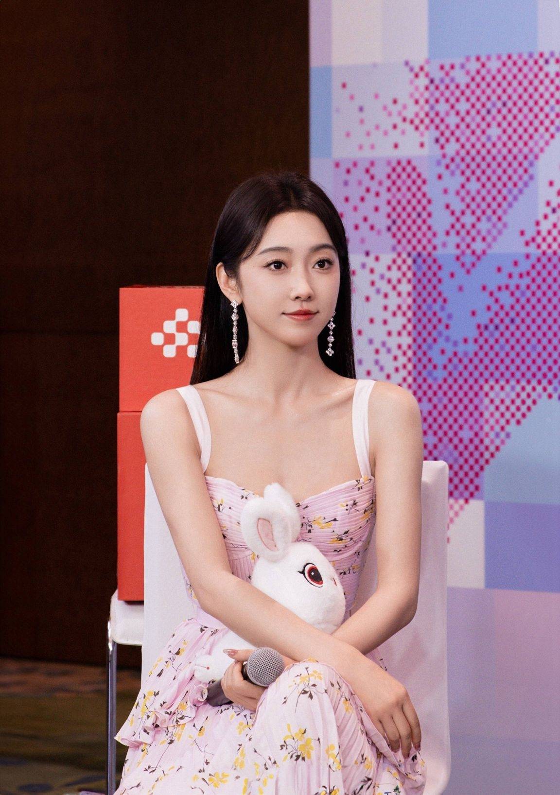 宣璐碎花吊带叠叠裙优雅时尚写真_连衣裙_少女