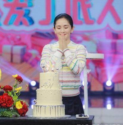 张杰为谢娜庆生晒两人亲密合影,结果其身后的背景"亮了"_何炅_耳环