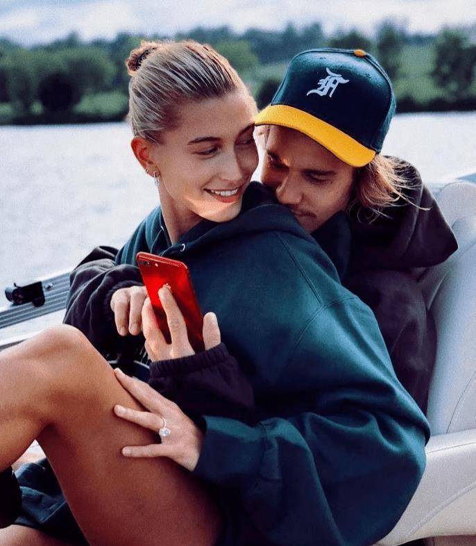 将自己的社交媒体名称改为海莉·比伯(haileybieber),以证实两人已婚