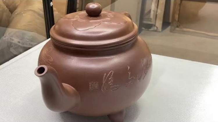 紫砂呼唤新经典,本次展览中,专题呈现了陈佩秋弟子,上海工艺美术大师