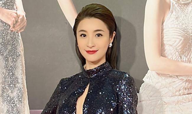 李施嬅两位"胡说八道会"的好姐妹早已加盟邵氏,大花旦只剩下唐诗咏