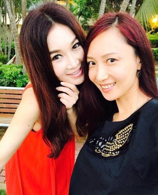 温碧霞小时候家境不好,后来也是自己进入娱乐圈才让生活变好.