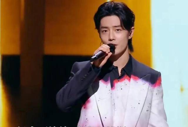 香港这一夜让内娱成了笑话,王一博等顶流全假唱,华晨宇成现眼包_成龙