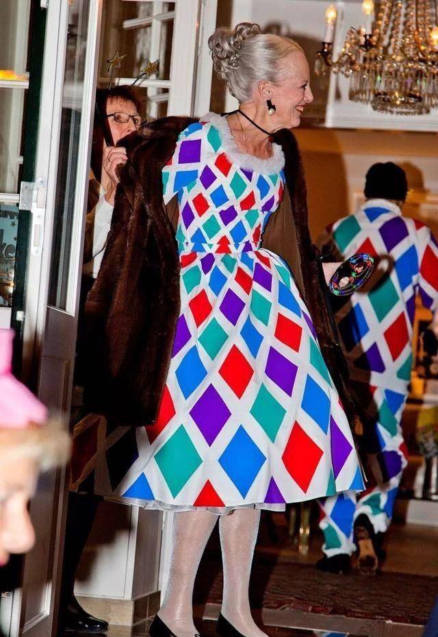 丹麦女王告诉你真正的贵族优雅:发盘起,裙过膝,穿得花哨也贵气