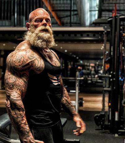 55岁大爷肌肉夸张让人发怵,满身纹身似社会大哥,你害怕吗_健身_比赛