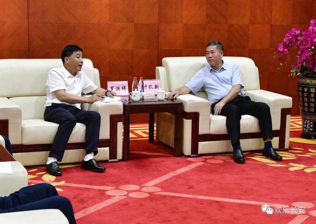 7月3日,沿河县委书记罗洪祥一行与长安镇党委书记叶孔新进行座谈,就下