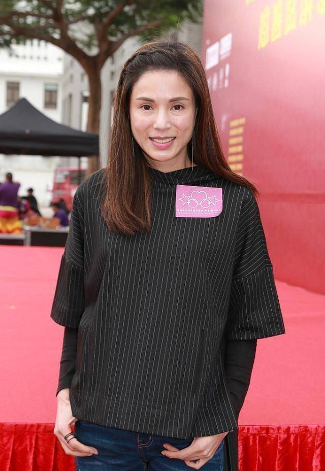 李若彤离开修图略显老态,胜在身材保养得当,状态仍比同龄人优秀_休闲