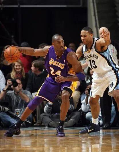 乔丹被誉为背身单打第一人,奥尼尔在单打方面也非常强悍,姚明的低位背