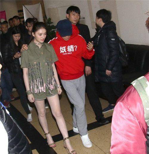 周星驰和林允搭肩亲密热聊,网友却发现星爷衣服上的字亮了_什么_感情