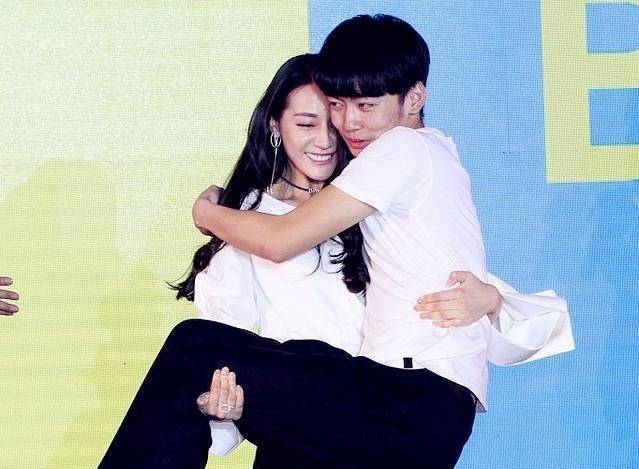 《三生三世十里桃花》发布会上公主抱起了于朦胧.