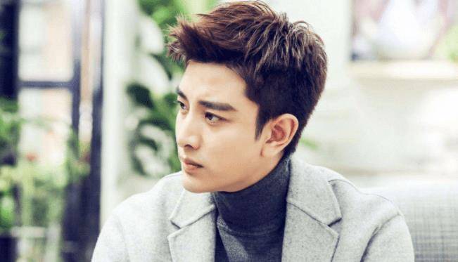 据说当时李小璐喜欢男生打耳洞,贾乃亮就为了李小璐去打耳洞,可见其