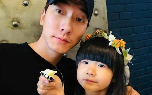 张亮掐点为寇静庆生,疑坐实"假离婚"传闻,反常举动实在难理解_生活