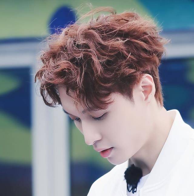 画面中张艺兴一边跟朋友散步聊天,一边抽烟,看起来十分熟练