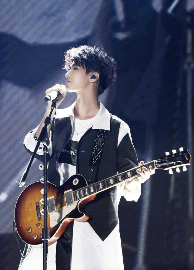 tfboys新式拍照法:王源不给正脸,千玺爱涂鸦,王俊凯更调皮_时候