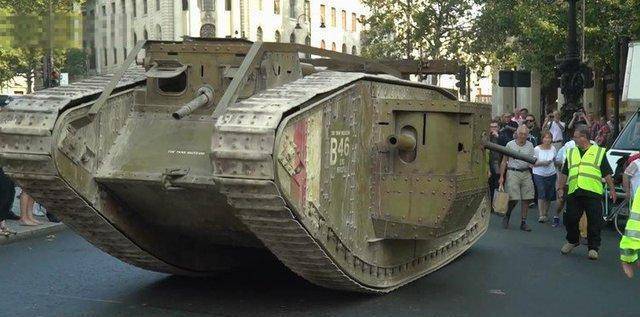 一辆坦克18位乘员,德国钢铁巨兽太猛了,以一敌七不落下风!