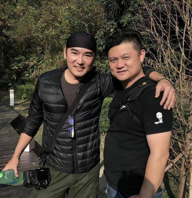 焦恩俊晒女儿泳装照,自称我不在必须重拍,焦曼婷穿深v泳衣露长腿_身材