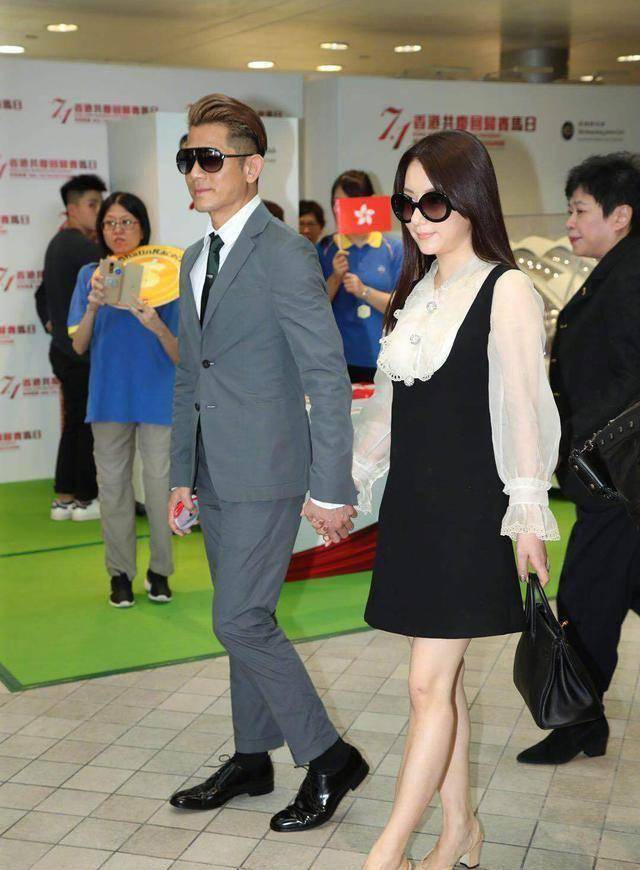 郭富城牵手老婆看赛马,方媛产后肚子臃肿,之前的小蛮腰是p的?