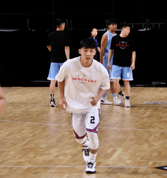 休赛期首战30分12板!徐杰终于打成中锋!