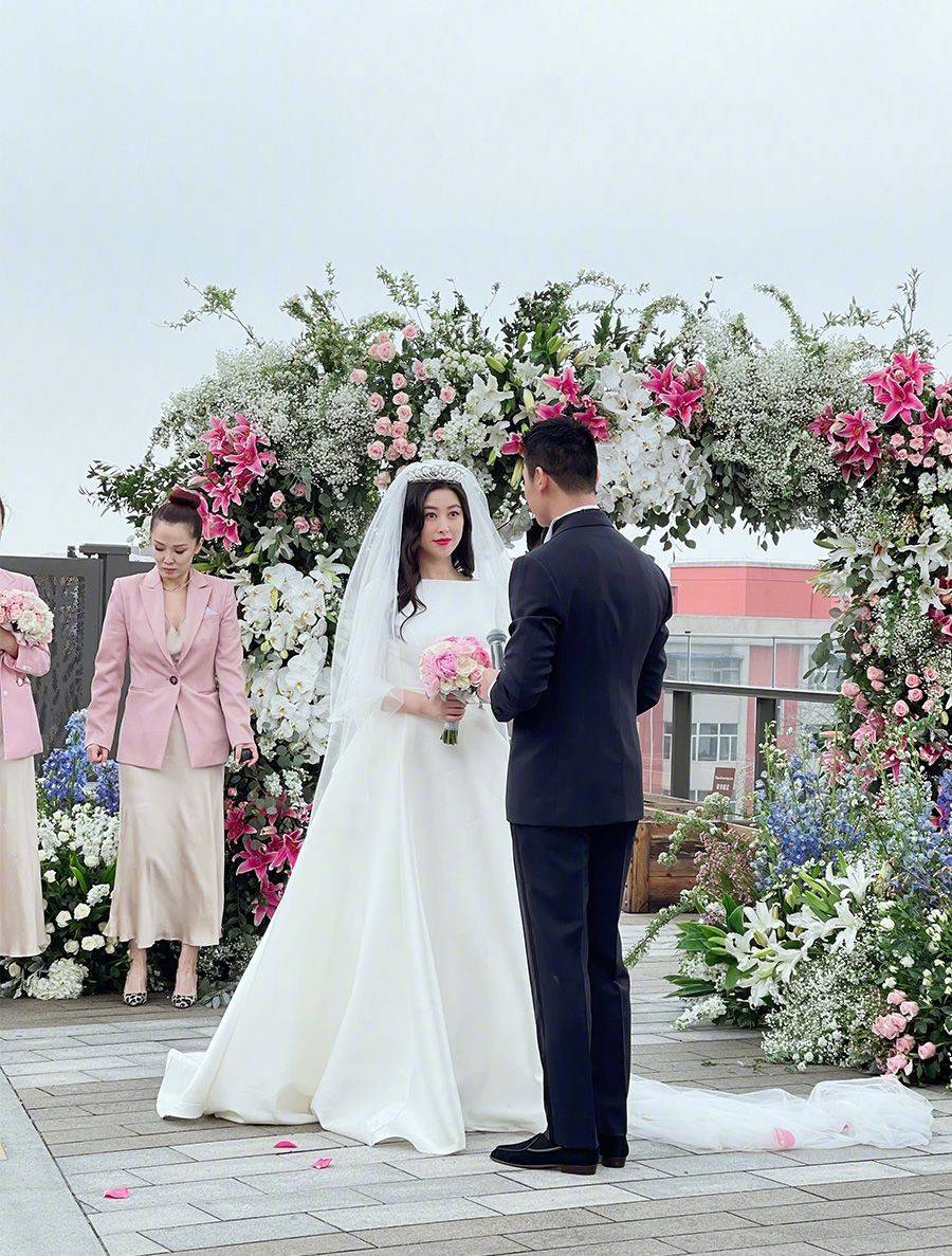 知名女演员朱珠结婚,新郎不是圈内人,婚礼低调进行_明星_大火_网友