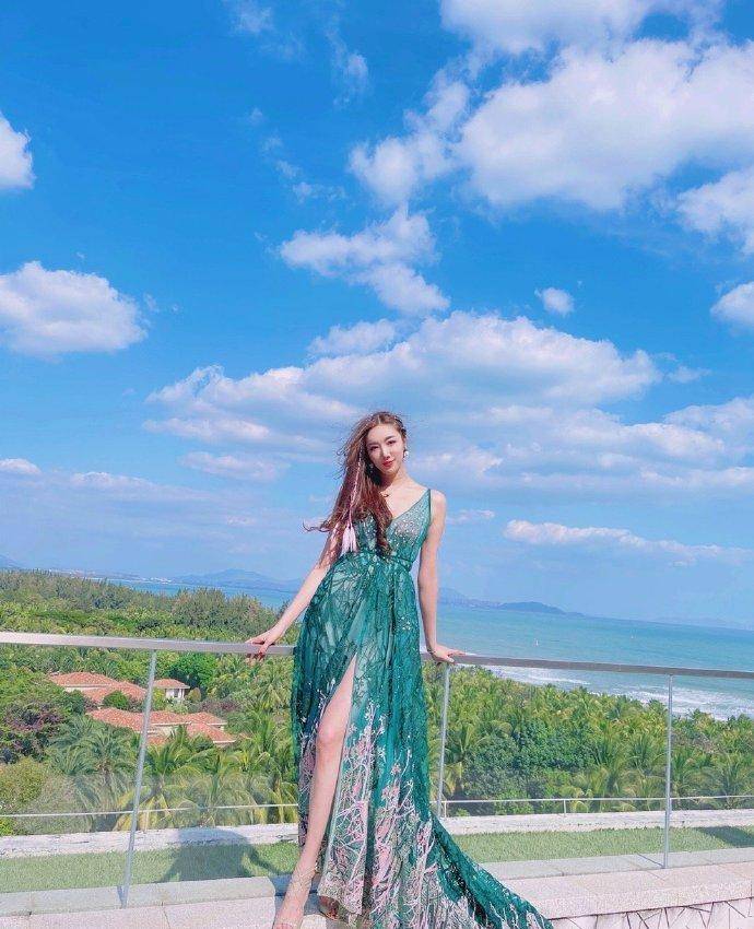 林琳奇晒写真,身穿花色拖地长裙,展现妩媚动人身姿_照片_电影节_身材