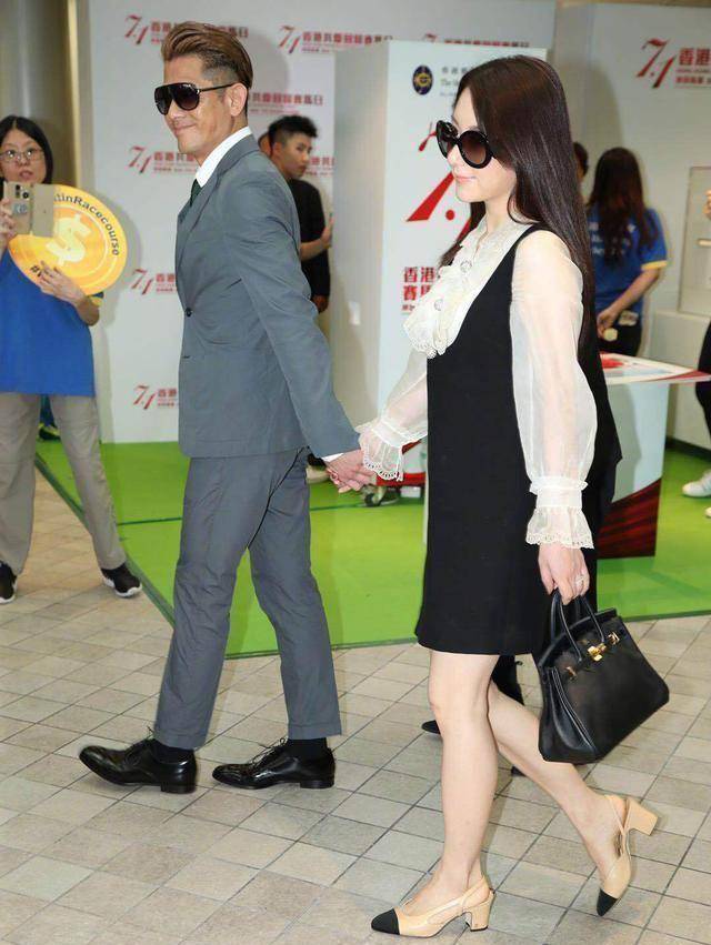 郭富城牵手老婆看赛马,方媛产后肚子臃肿,之前的小蛮腰是p的?