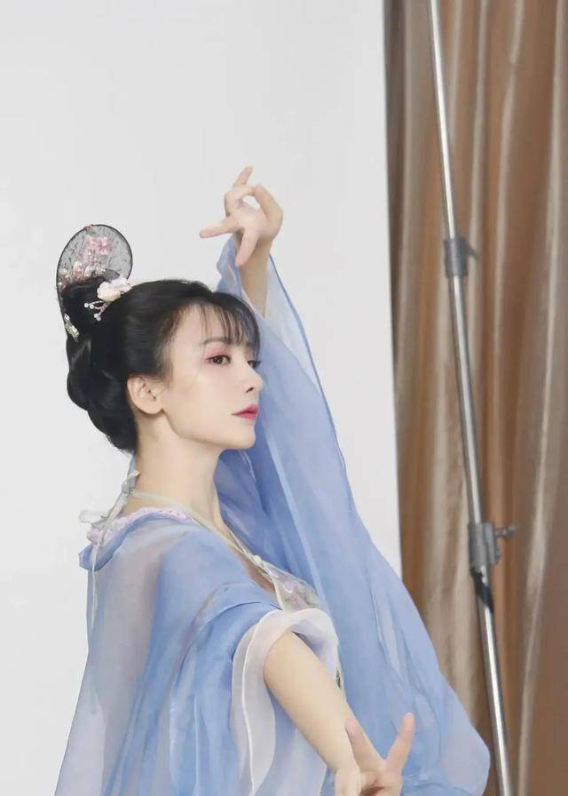 看完柳岩的这组初春薄纱古装照,春天的气氛立马就有了