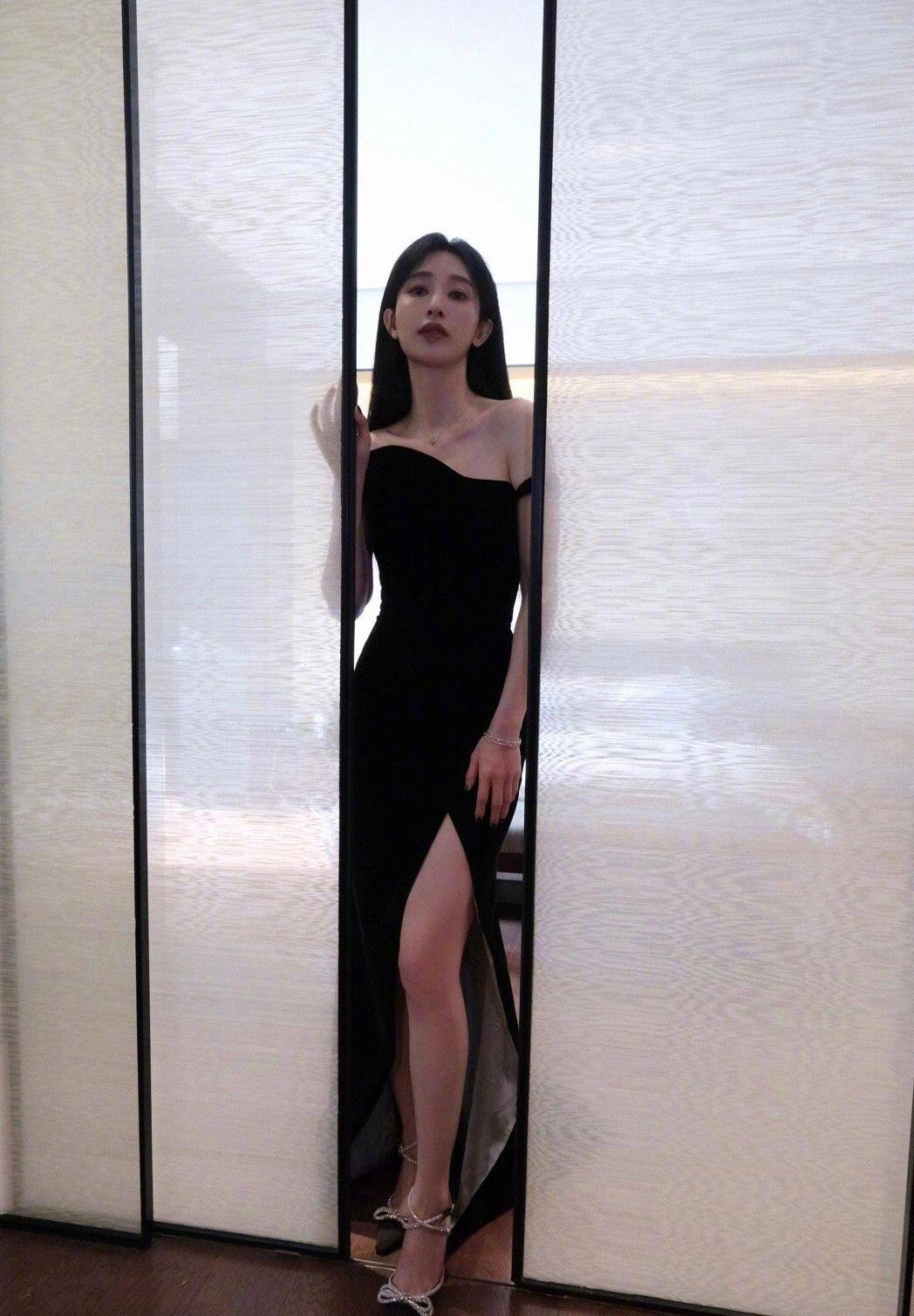 明星写真:张俪高开叉一字肩上衣,美腿细脚尽显成熟女人的魅力_身材