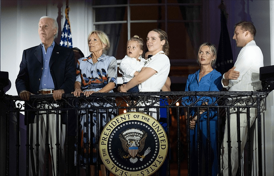 拜登的孙女孙子也来了一部分,孙女娜奥米抱着3岁的小博,小博是拜登的