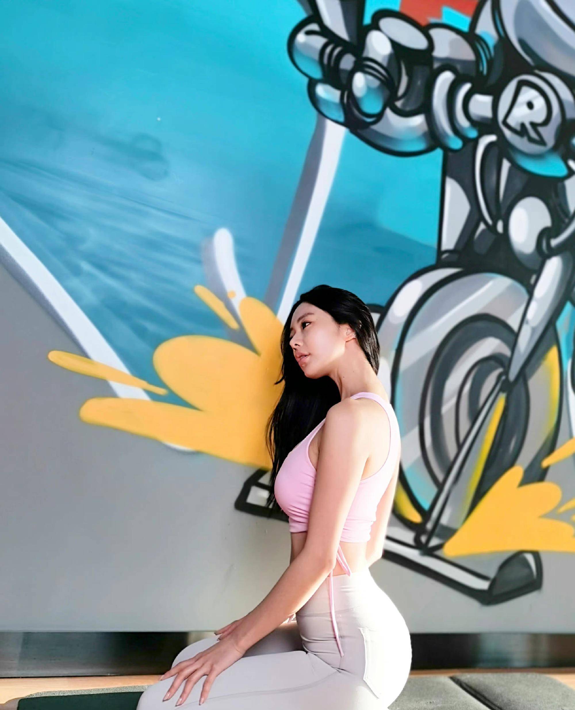 亚洲第一美女李成敏健身服旗袍合照,健康美丽,迷人迷人_照片_衣服